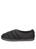 Pantufla negra abultada para hombre, combina comodidad y estilo con diseño contemporáneo y buen agarre.