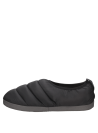 Pantufla negra abultada para hombre, combina comodidad y estilo con diseño contemporáneo y buen agarre.