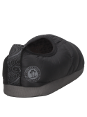 Pantufla textil negra para hombre, versátil y funcional, perfecta para caminar tanto dentro como fuera de casa.