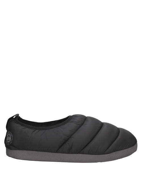 Pantufla negra casual para hombre, apta para interiores y exteriores, con textil impermeable y suela robusta.