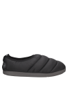 Calzado tipo pantufla negro para hombre, moderno y acolchado, ideal para días fríos por su aislamiento y calidez.