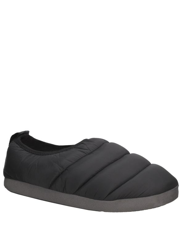Pantufla negra casual para hombre, apta para interiores y exteriores, con textil impermeable y suela robusta.