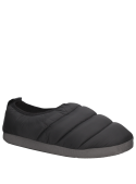 Pantufla negra casual para hombre, apta para interiores y exteriores, con textil impermeable y suela robusta.