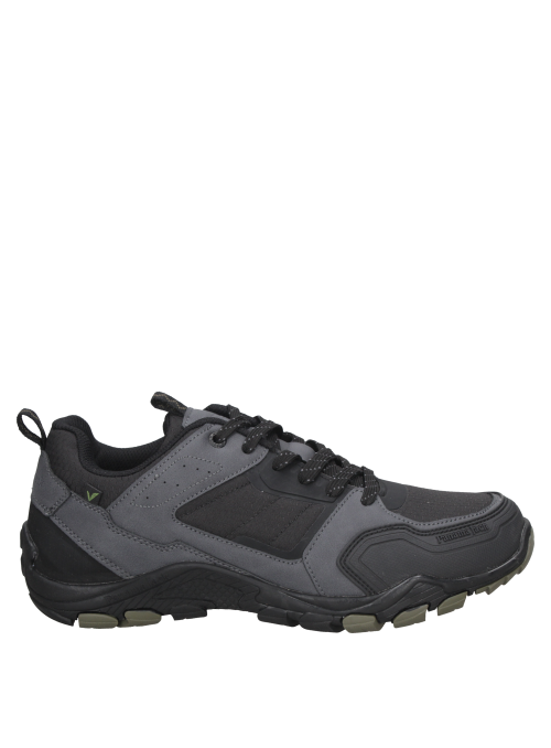 Zapatilla atlética gris para hombre, con paneles de caucho que brindan soporte adicional en áreas de mayor desgaste.