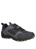 Zapatilla atlética gris para hombre, con paneles de caucho que brindan soporte adicional en áreas de mayor desgaste.