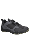 Zapatilla atlética gris para hombre, con paneles de caucho que brindan soporte adicional en áreas de mayor desgaste.