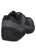 Zapatilla gris casual para hombre, con detalles de costuras visibles que añaden un toque técnico y moderno al diseño.
