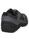 Zapatilla gris casual para hombre, con detalles de costuras visibles que añaden un toque técnico y moderno al diseño.