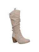 Elegante bota beige de cuero para mujer, perfecta para el frío, con altura impresionante.