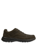 Zapato de cuero gamuzado para hombre, estilo casual con forro textil y diseño aventurero.