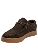 Elegante botín de cuero moro con cordones a juego, ideal para un look urbano desenfadado.