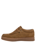 Botín taupe de cuero gamuza, estilo casual, adecuado para oficina informal y salidas relajadas.
