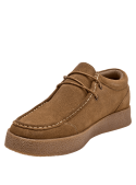 Botín de hombre en cuero gamuza taupe, suela de goma café oscuro, ideal para un look urbano.