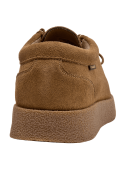 Botín taupe de cuero gamuza para hombre, estilo casual, con cordones sencillos y costuras claras.