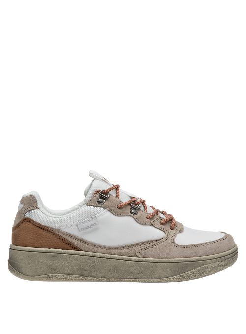 Zapatilla de cuero blanco para hombre con suela alta y enganches metálicos deportivos.