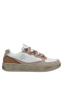 Zapatilla blanca de cuero para hombre con diseño versátil y detalles en gamuza.