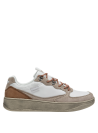 Zapatilla blanca de cuero para hombre con diseño versátil y detalles en gamuza.