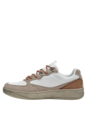 Zapatilla de cuero urbano para hombre con textura suave y cordones coloridos.