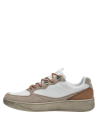 Zapatilla de cuero urbano para hombre con textura suave y cordones coloridos.