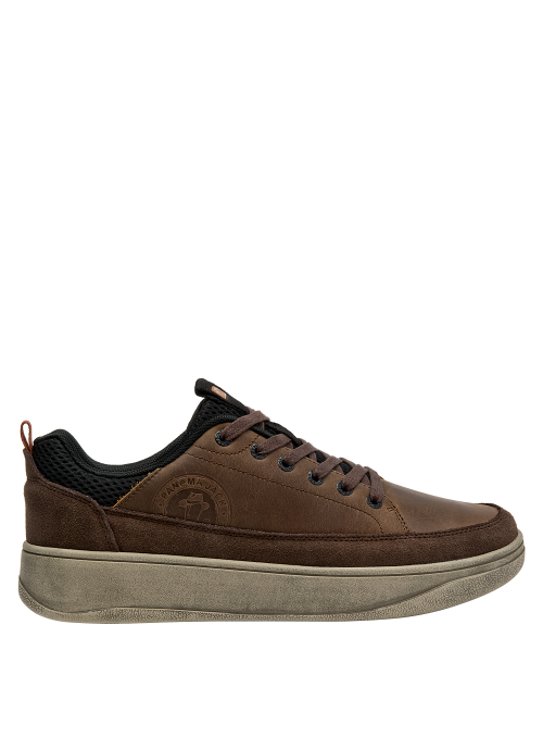 Zapatilla urbana de cuero café, textura suave y acabado mate.