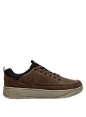 Zapatilla casual de cuero café, ideal para moda urbana y ocasiones informales.