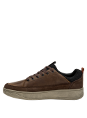 Zapatilla masculina café con detalles artesanales y suela cómoda.