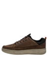 Zapatilla masculina café con detalles artesanales y suela cómoda.