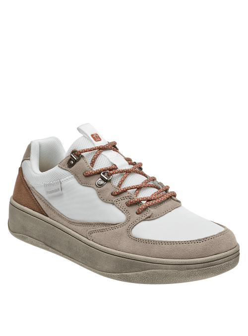 Zapatilla de cuero blanco para hombre con suela alta y enganches metálicos deportivos.