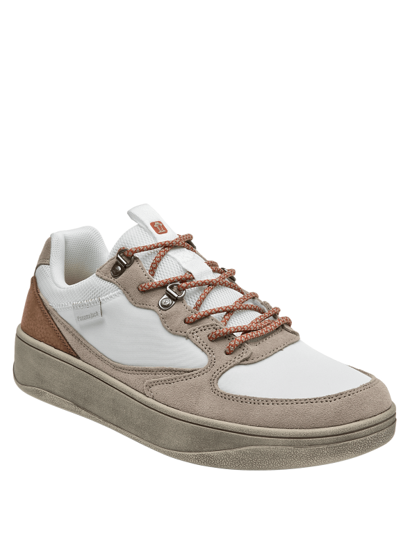 Zapatilla de cuero blanco para hombre con suela alta y enganches metálicos deportivos.