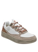 Zapatilla de cuero blanco para hombre con suela alta y enganches metálicos deportivos.