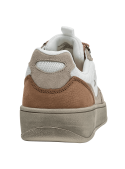 Zapatilla urbana blanca de cuero para hombre con cordones anaranjados y detalles en gamuza.