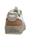 Zapatilla urbana blanca de cuero para hombre con cordones anaranjados y detalles en gamuza.