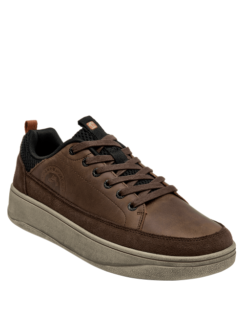 Zapatilla urbana de cuero café, textura suave y acabado mate.