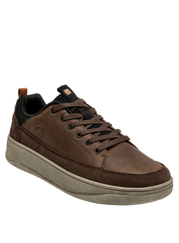 Zapatilla urbana de cuero café, textura suave y acabado mate.