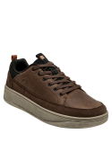 Zapatilla urbana de cuero café, textura suave y acabado mate.