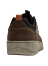 Elegante zapatilla de cuero café con ojales metálicos y suela gris clara.