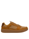 Zapatilla de cuero camel con detalles elegantes, adecuada para ocasiones informales.