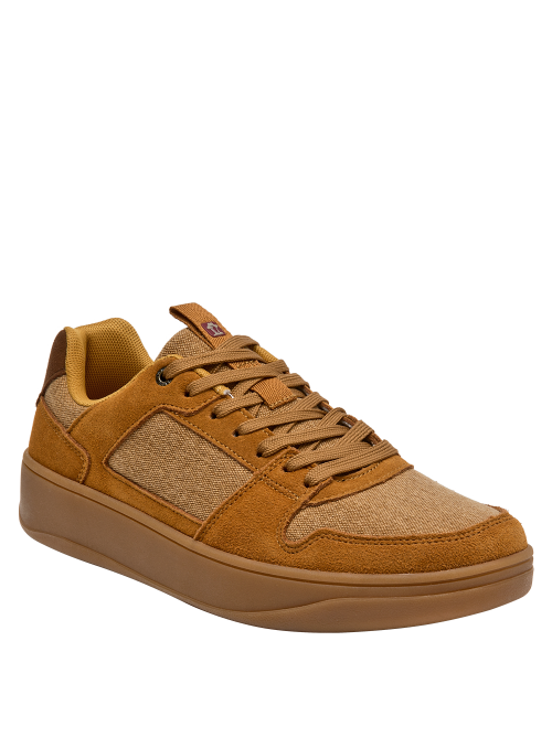 Zapatilla urbana de hombre en tono terroso, perfecta para un estilo relajado y moderno.