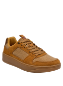 Zapatilla urbana de hombre en tono terroso, perfecta para un estilo relajado y moderno.
