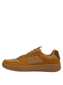 Zapatilla masculina en cuero café claro, ideal para combinaciones casuales y urbanas.