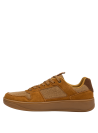 Zapatilla masculina en cuero café claro, ideal para combinaciones casuales y urbanas.