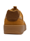 Zapatilla de hombre en cuero camel con costuras decorativas y diseño urbano.