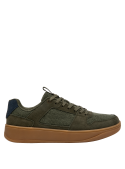 Zapatilla de hombre verde oliva con diseño funcional y detalles vintage.