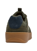 Zapatilla verde con textura de gamuza, ideal para combinar con jeans o chinos.