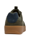 Zapatilla verde con textura de gamuza, ideal para combinar con jeans o chinos.