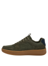 Calzado casual normcore en cuero verde con ojales metálicos y suela café.