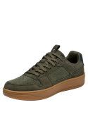 Zapatilla verde oliva urbana de hombre con costuras visibles y refuerzo oscuro en talón.