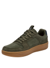 Zapatilla verde oliva urbana de hombre con costuras visibles y refuerzo oscuro en talón.