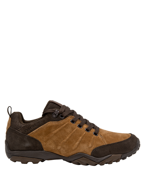Zapatilla de cuero café para hombre, con contraste de tonos oscuros, adecuada para un estilo desenfadado.