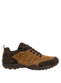Zapatilla de cuero café para hombre, versátil y moderna, ideal para ocasiones informales y comodidad.